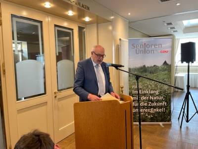 Verleihung Konrad Adenauer Medaille - Rainer Hajek, Vorsitzender der Senioren Union Niedersachsen bei seiner Laudatio.